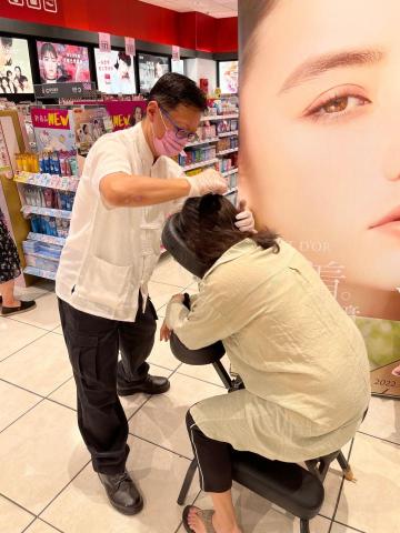 陳師傅 - 111/10/15佳麗寶專櫃/VIP肩頸按摩