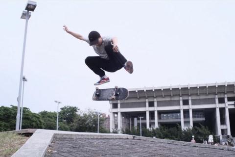 黃偉庭 - Heelflip 