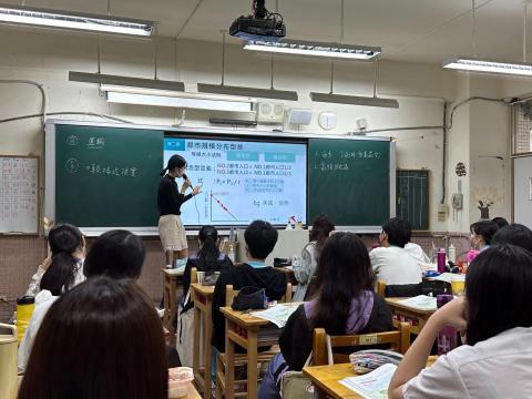 Dolly Lin - 自備教材與解說能力