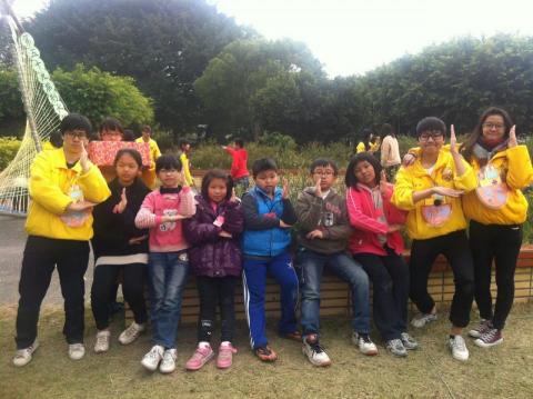 蕭予婷 - 帶營隊，傳輸醫藥衛生的觀念，對小朋友進行簡單的衛教。