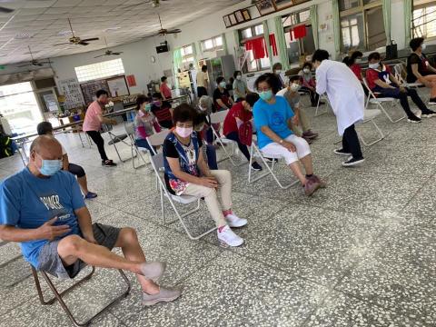 蕭予婷 - 到社區指引長輩如何檢測自己的身體狀況。