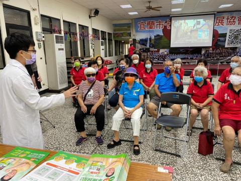 蕭予婷 - 到社區活動中心進行衛教講座。