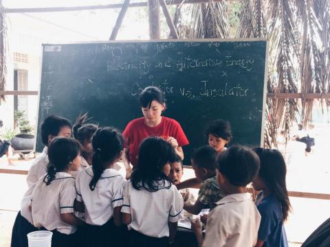 徐華憶 - 柬埔寨科學營隊教師