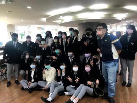 網路家教-阿茶 - 和日本東淀川高校做視訊交流，全程使用日語。