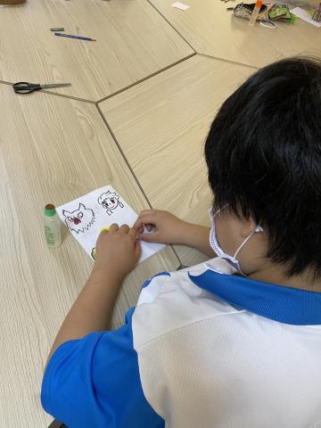 Cassie Hsiao - 曾擔任特殊教育學校志工，陪伴學生完成母親節卡片！