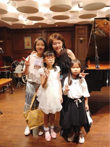 陳婉菱 - 成果發表後各自看著不同鏡頭的可愛學生們☺️