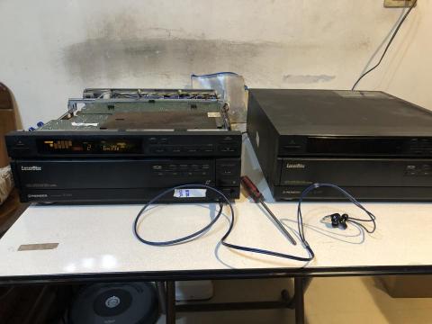 Alex Hoang專業音響維修工作站 - 這台先鋒LD播放器年紀比我大,機緣之下這台播放器的主人一位老先生所託並與我訴說因為機器年代太過久遠,過去千尋找遍百個店家維修都受拒,看能否救回。
雖然我沒經歷過那個年代的輝煌,但我知道對他來說是唯一過往對音樂歌壇充滿的回憶,並且仍還存留當代的蔡琴等歌手LD專輯,因為對音樂的熱愛同理心的我竭盡所能的幫這位老先生修好他所愛的第一台音響!
 如今這老先生非常感動,苦等找尋不放棄,最終我沒辜負他的期待! Alex Hoang專業音響維修工作站 - 這台先鋒LD播放器年紀比我大,機緣之下這台播放器的主人一位老先生所託並與我訴說因為機器年代太過久遠,過去千尋找遍百個店家維修都受拒,看能否救回。
雖然我沒經歷過那個年代的輝煌,但我知道對他來說是唯一過往對音樂歌壇充滿的回憶,並且仍還存留當代的蔡琴等歌手LD專輯,因為對音樂的熱愛同理心的我竭盡所能的幫這位老先生修好他所愛的第一台音響!
 如今這老先生非常感動,苦等找尋不放棄,最終我沒辜負他的期待!