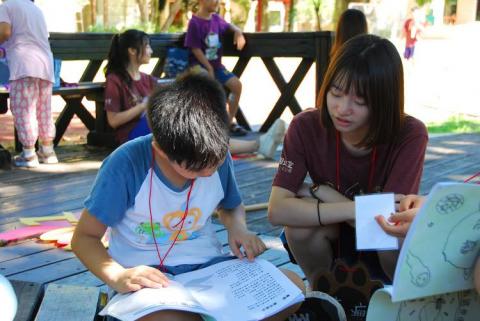 Cassie Hsiao - 高中連續兩年參加國小偏鄉教育志工團，分別擔任教學組組員及教學組諮詢委員，負責設計課程、上台教學及協助教學組運作。