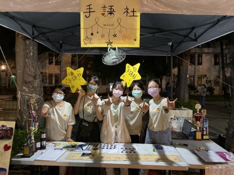 Cassie Hsiao - 擔任校內手語社幹部-執秘