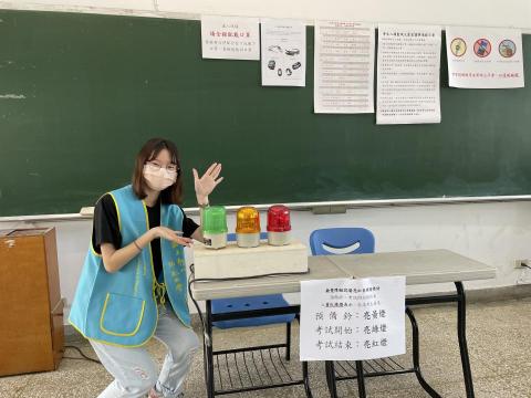 Cassie Hsiao - 曾擔任身心障礙學生升學大專院校甄試的手語翻譯志工，負責翻譯考場規則，協助聽障生考試。