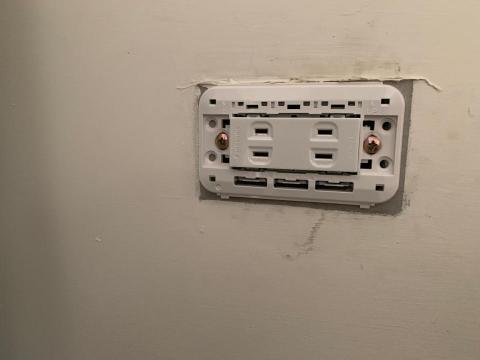 立成綜合水電空調 - 插座安裝中