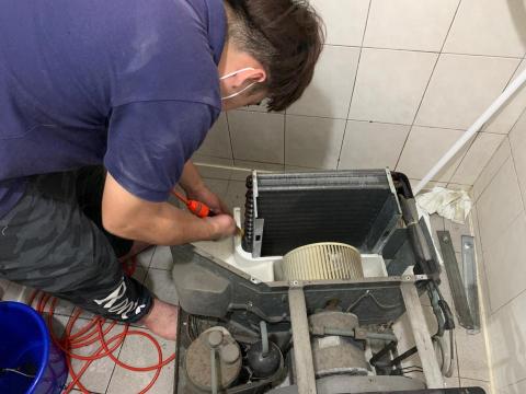 立成綜合水電空調 - 窗型清洗中