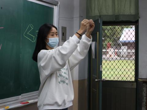 國立政治大學 - 我曾參加山區小學的志工服務活動，此圖為教小朋友自然科學原理