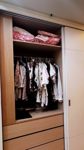 愛麗絲收納整理工作室 - 真空袋是好物，大推，換季衣物與寢具以真空袋打包，內容物切記放置平整方能達到節省空間的訴求）放置櫃子的高處（需要留意櫃子層版的耐重力，若是原木材質則毋需担心），高處適合存放使用率少的物品，吊掛衣服下面的空間可擺放折疊的衣物。