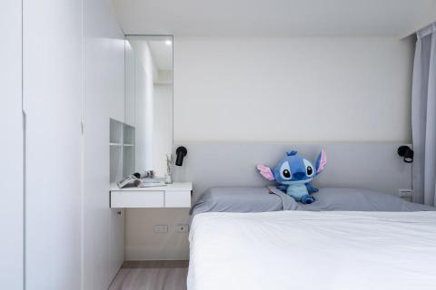 譯識設計 - -Initial -
▏高雄 &middot; 新成屋
▏14坪 &middot; 兩房一廳ㄧ衛
▏2大人1小孩 &middot; 現代都會
▏主臥室設計