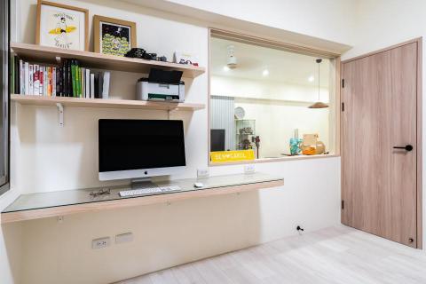 譯識設計 - -Apricity -
▏高雄 &middot; 中古屋
▏28坪 &middot; 1+2F &middot;  5房2廳2衛
▏2大人2小孩 &middot; 木質北歐
▏親子宅 &middot; 多功能房(書房兼遊戲室) 