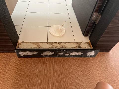 磁磚隆起空心修繕  家輔工程 - 門檻 黑色花崗石脫落 進口膠 處理黏合 磁磚隆起空心修繕  家輔工程 - 門檻 黑色花崗石脫落 進口膠 處理黏合