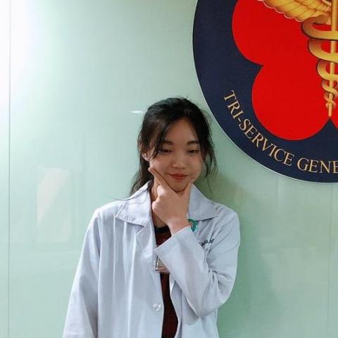 提供醫學服務的專家鄧筑云