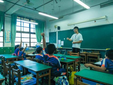 王裕豪 - 擔任國小課輔老師 王裕豪 - 擔任國小課輔老師