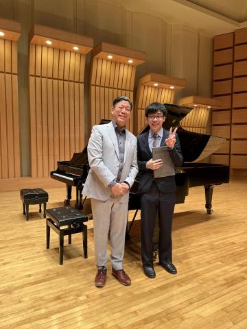 胡晉瑜 - 參與劉孟捷教授鋼琴大師班並接受指導，結束後與劉教授合影。