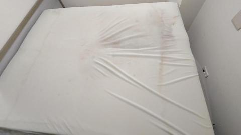 家電/寢具/沙發保養清洗 - 清洗前-雙人床飲料打翻染色久未清理