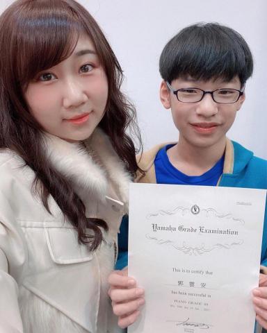 碩士李老師/長笛、鋼琴教學 檢定、升學 - 分享學生通過Yamaha鋼琴檢定9級合照