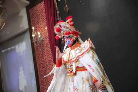 台南市魔術協會 - 正宗川劇變臉:中國最經典的傳統表演,遠近馳名的變臉絕技!氣勢磅礡的音樂搭配獨家絕活,震撼人心千萬不能錯過! 台南市魔術協會 - 正宗川劇變臉:中國最經典的傳統表演,遠近馳名的變臉絕技!氣勢磅礡的音樂搭配獨家絕活,震撼人心千萬不能錯過!