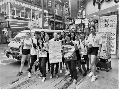 Claire - 街頭以全英針對時事進行採訪