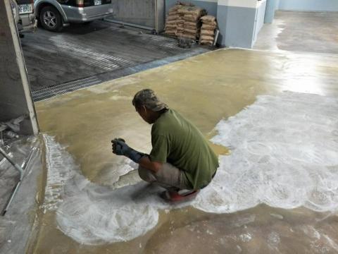 防水、地坪、抓漏、壁癌專家 - 車道出入口處，套坡銜接epoxy止滑地坪