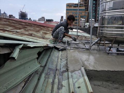 防水、地坪、抓漏、壁癌專家 - 鐵皮屋頂與水塔搭街結構增強貼抗拉網與纖維絲