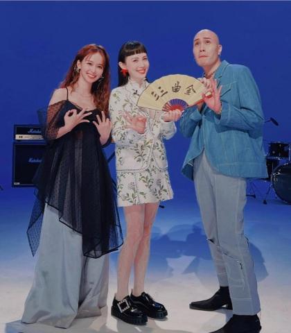 偶爾手寫制作所 - 受台灣電視公司邀請，書寫第三十三屆金曲獎入圍藝人贈品(紙扇)，藝人魏如萱、Yellow 黃宣手持紙扇(圖片取自魏如萱IG)。