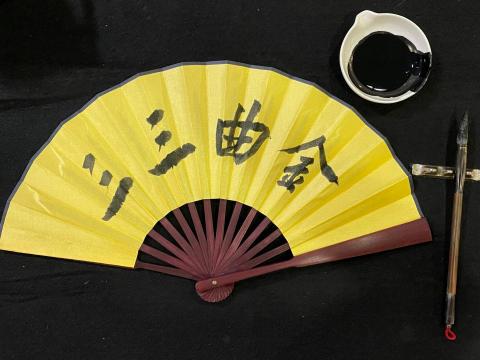 偶爾手寫制作所 - 受台灣電視公司邀請，書寫第三十三屆金曲獎入圍藝人贈品(紙扇)，圖為書寫現場。