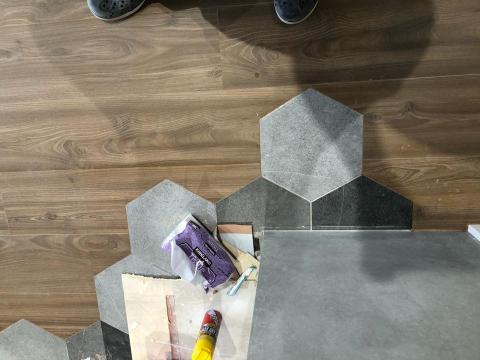 謝典佐 - 6角磚要切密然後收矽利康(矽利康越小條以後髒的機率越低) 謝典佐 - 6角磚要切密然後收矽利康(矽利康越小條以後髒的機率越低)