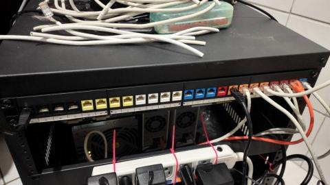 協德資訊科技 - 協助安裝機櫃、網路佈線、設定switch、nas、資料備份、異地備份、資訊委外、打panel、網路規劃，目前進入收尾階段待收尾完成後更新更體照片