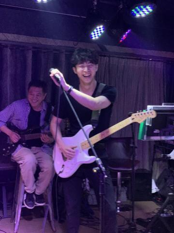 Vic錢 - 樂團駐唱表演