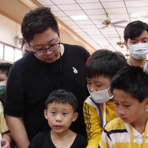 黃聖鈜 - 照顧國中小生