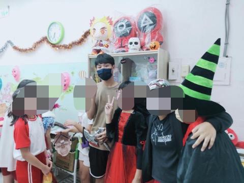 李胤寰 - 補習班萬聖節活動，帶高年級小朋友遊街及扮裝