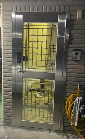 余仁億 - 白鐵玻璃大門