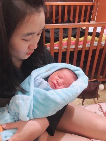 Nicole - 幫忙照顧過剛出生幾天的寶寶一個星期