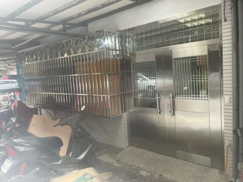 余仁億 - 雙開白鐵門和白鐵窗