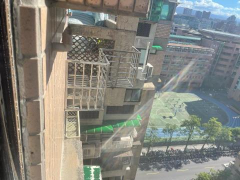 余仁億 - 外牆白鐵冷氣架