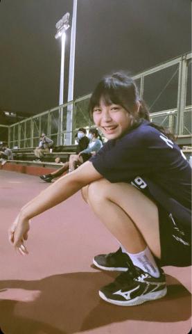 鄭硯予 - 我對排球很有興趣，所以加了系上排球隊！