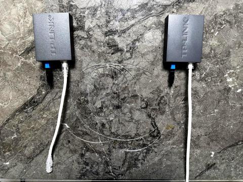 鴻龍騰有限公司 - 隱形光纖服務包括兩條CAT6網路線，接小烏龜、交換器或電腦；兩台1Gb Media Converter，提供光電轉換；中間的隱形光纖帶施工