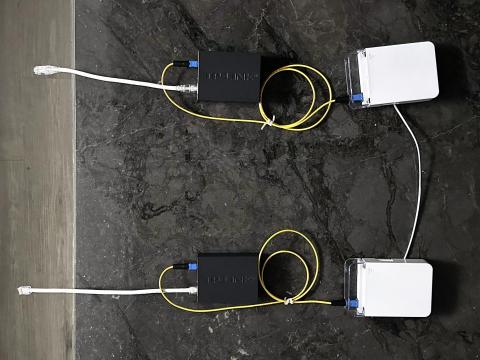 鴻龍騰有限公司 - 所謂一條光纖是指兩條CAT6網路線，連接交換器、路由器或電腦；兩條光纖，連接壁插盒；壁插盒，收容光纖，並固定牆壁；光纖，連接兩個壁插盒