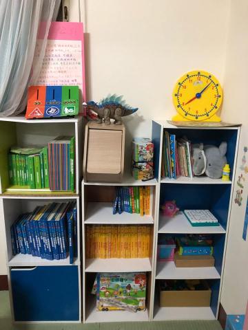 愛麗絲收納整理工作室 - 整理後小朋友的遊戲區，右上方黃色時鐘下面第一層為委託人家中就讀大班小朋友整理之作品，基於尊重原創也為了鼓勵他學習整理因此我和家長討論過後決定保持原狀不再重新整理。