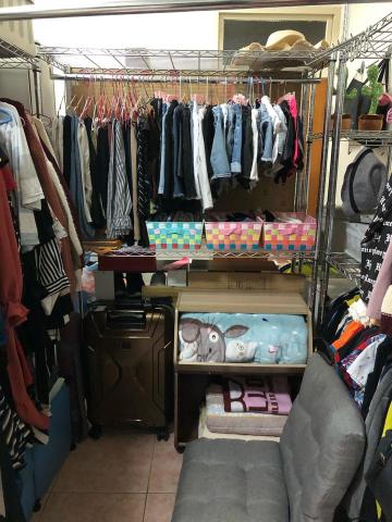 愛麗絲收納整理工作室 - 留下需要的進行細分類上架，利用短褲下方最明顯的空間放置格子置物籃，把襪子等小物收納在內整齊又美觀，地上灰色躺椅也能躺平睡上一覺也沒問題。