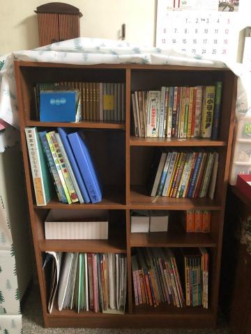 愛麗絲收納整理工作室 - 整理後，這裡面存放著一位母親最珍貴的紀念，就是孩子們從小到大的成長回憶，不管環境時空如何轉變這位母親從未想過捨棄，因此櫃中物品減量後完全的保留這些紀念品，這裡也成了母親的心靈小窩。