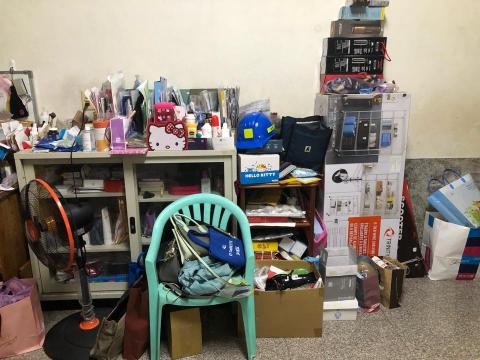 愛麗絲收納整理工作室 - 改造前，綠色椅子後面的鐵架，要如何改造本來要送進儲藏室閒置的鐵櫃呢？