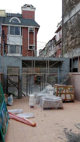 穩事達實業社 - 台南市新營區興農街____獨棟透天(車道門貼石頭磚)。 穩事達實業社 - 台南市新營區興農街____獨棟透天(車道門貼石頭磚)。