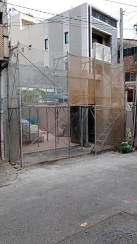 穩事達實業社 - 台南市新營區興農街____獨棟透天(車道門貼石頭磚)。 穩事達實業社 - 台南市新營區興農街____獨棟透天(車道門貼石頭磚)。